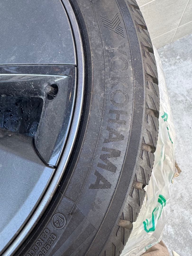モデル3（私のは2021年製）のスタッドレスタイヤです。タイヤ4本組み