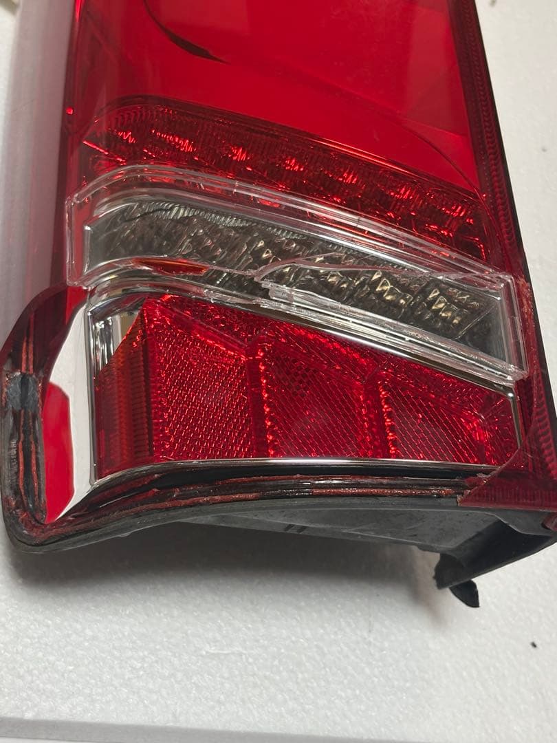 ハイエース ヴァレンティ片方破損 ジャンク品