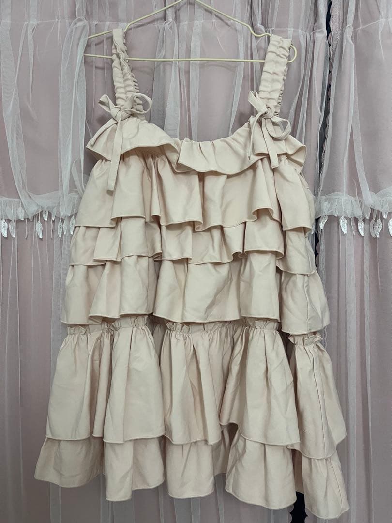 フリル付きピンクワンピース