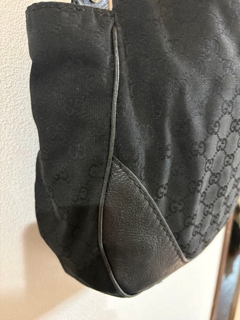 GUCCI GGキャンバス Gチャーム ショルダーバッグ 黒