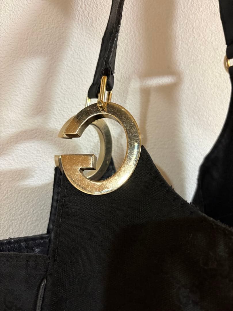GUCCI GGキャンバス Gチャーム ショルダーバッグ 黒