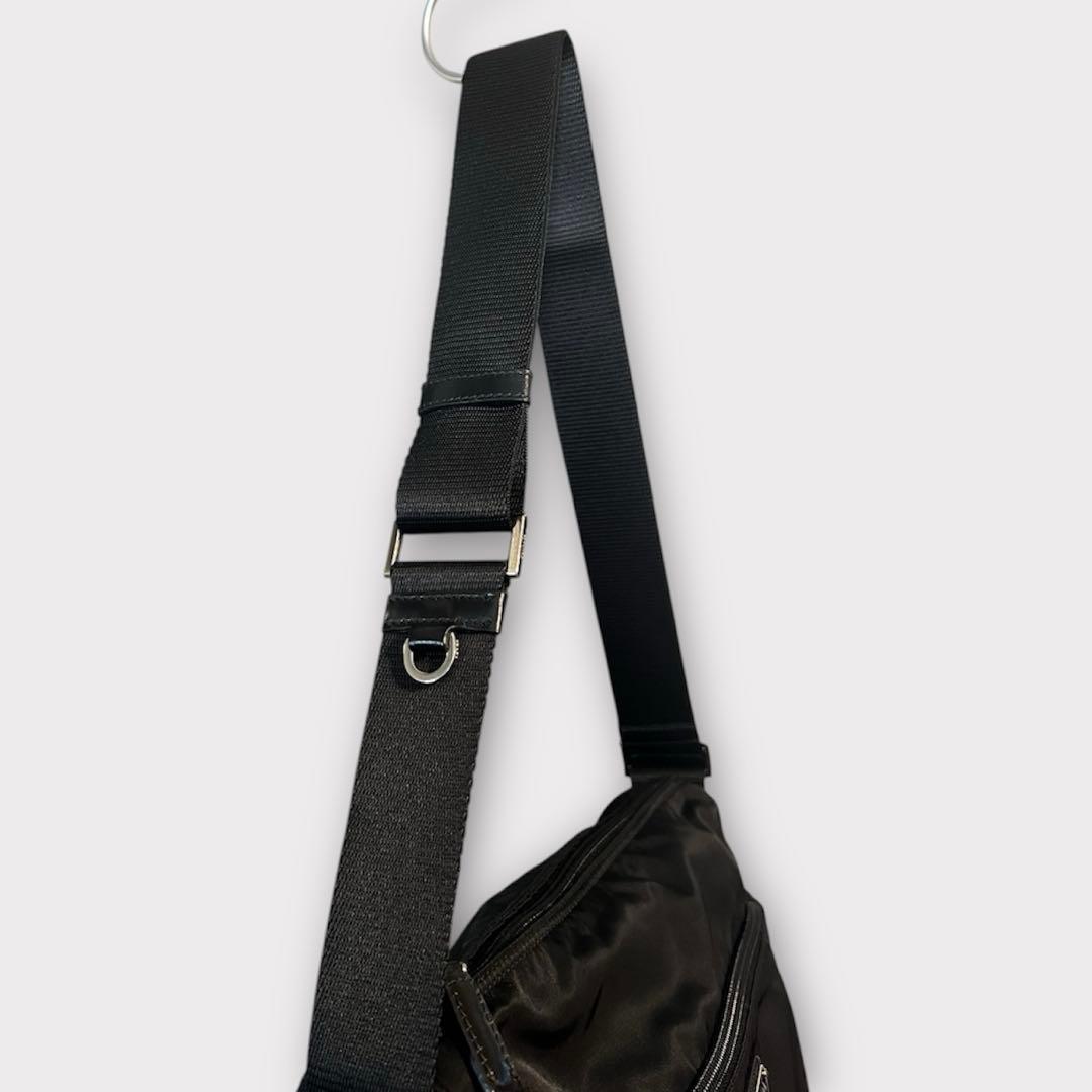 まりっぺ様【極美品】PRADA VELA ショルダーバッグ　三角プレート