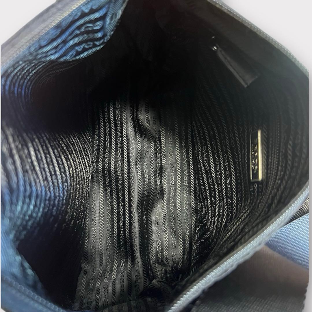 まりっぺ様【極美品】PRADA VELA ショルダーバッグ　三角プレート