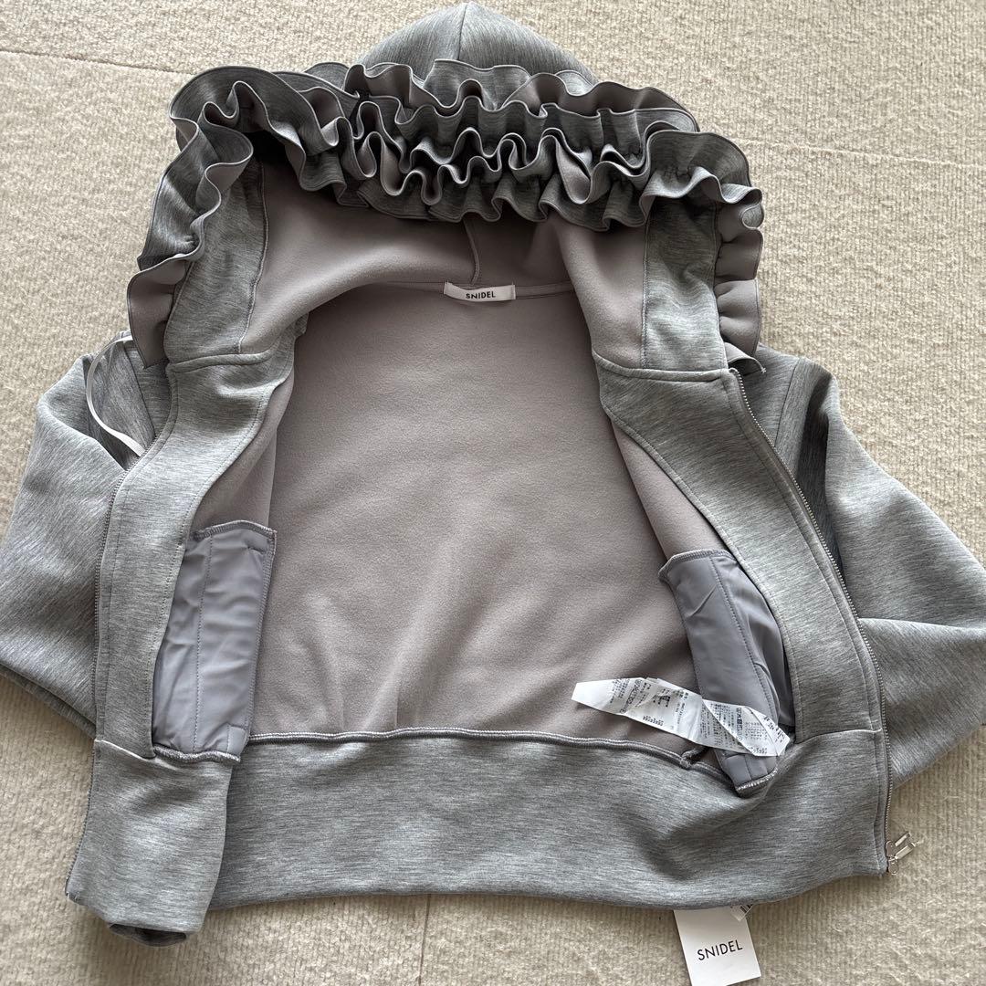 SNIDEL 新作 フリルショートジップパーカー　グレー