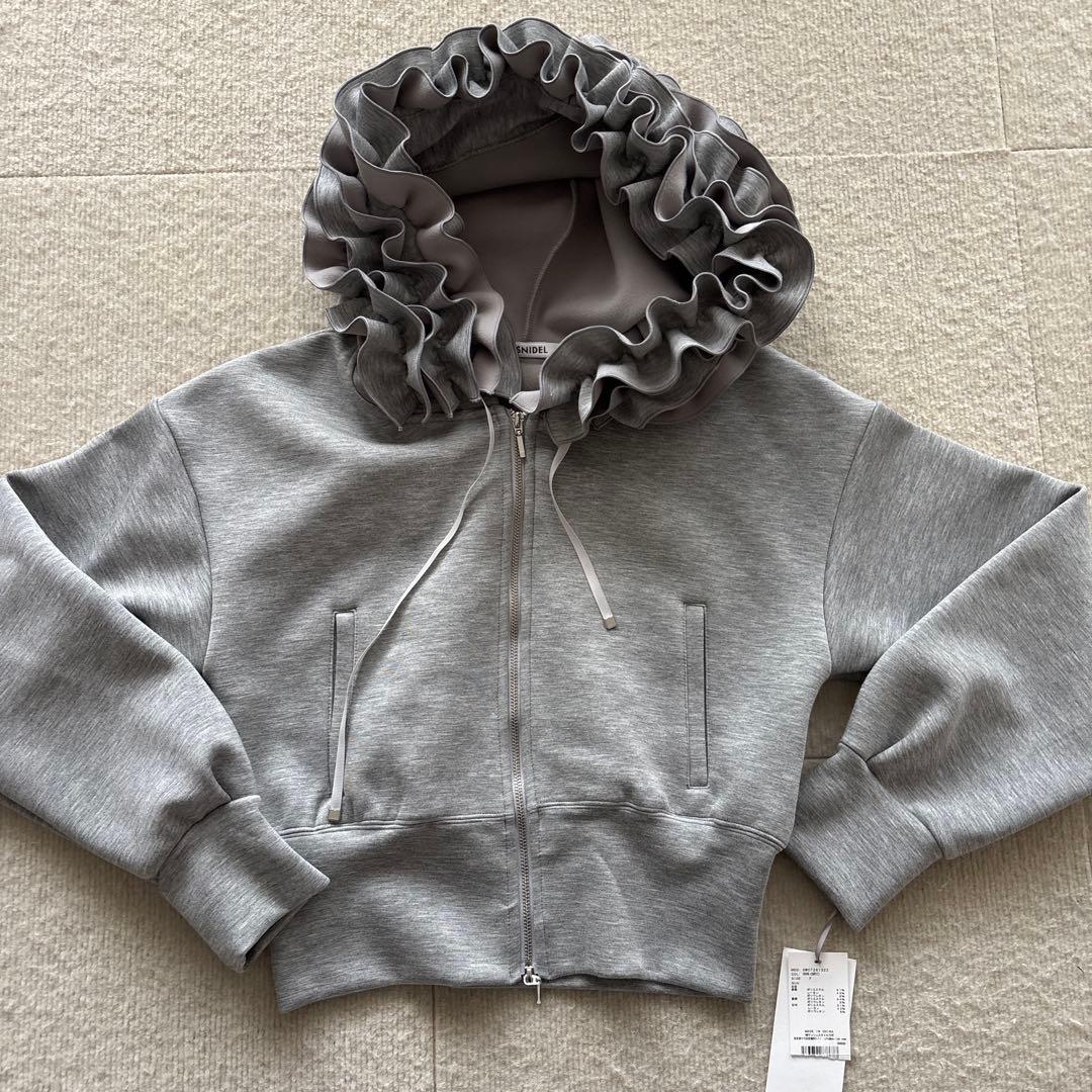 SNIDEL 新作 フリルショートジップパーカー　グレー