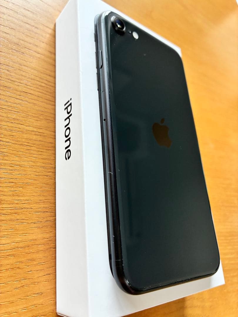 黒助　iPhoneSE (第二世代) ブラック　充電ケーブル