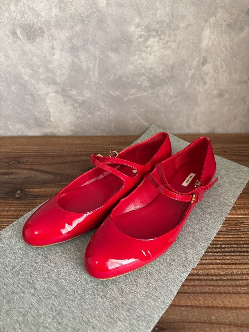 miu miu レッド フラットシューズ アンクルストラップ バレエ