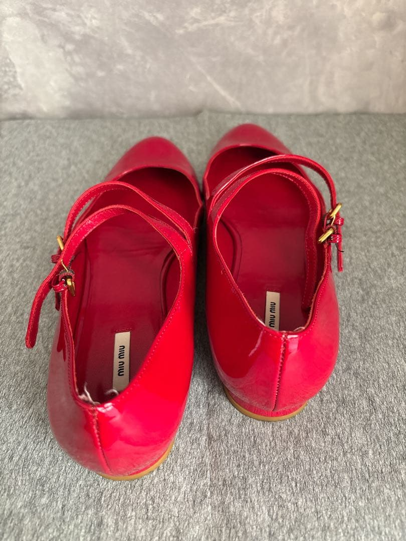 miu miu レッド フラットシューズ アンクルストラップ バレエ