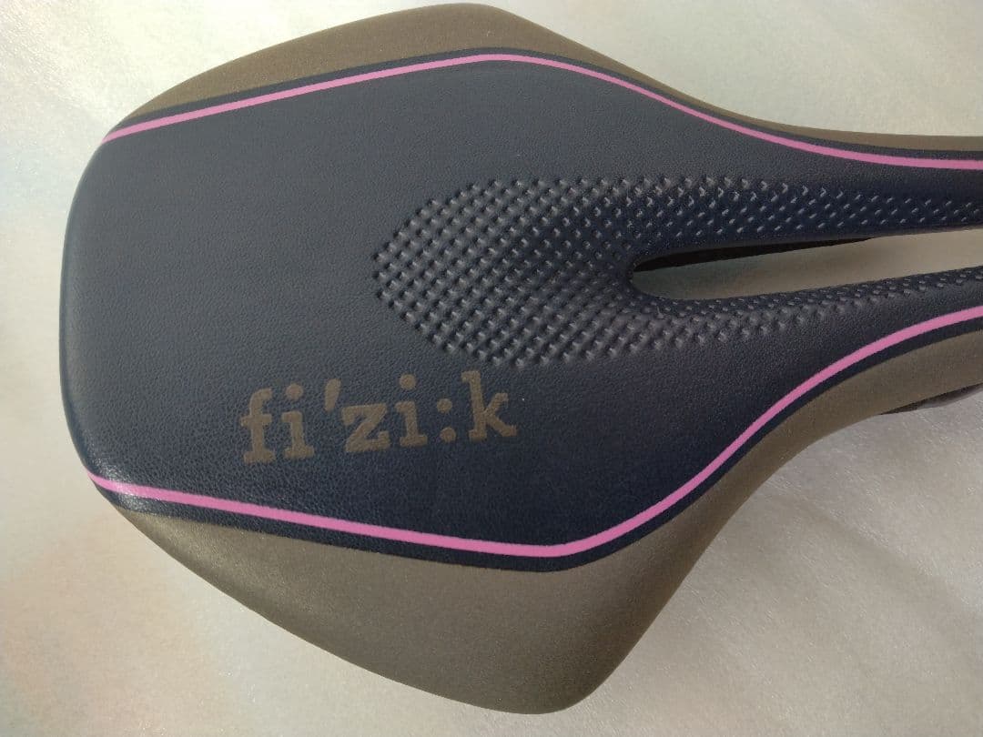 fi'zi:k フィジーク　LUCE MOBIUS カーボンレール