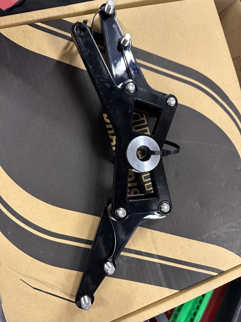 三協オート　 z400fx用　キャリパーサポート