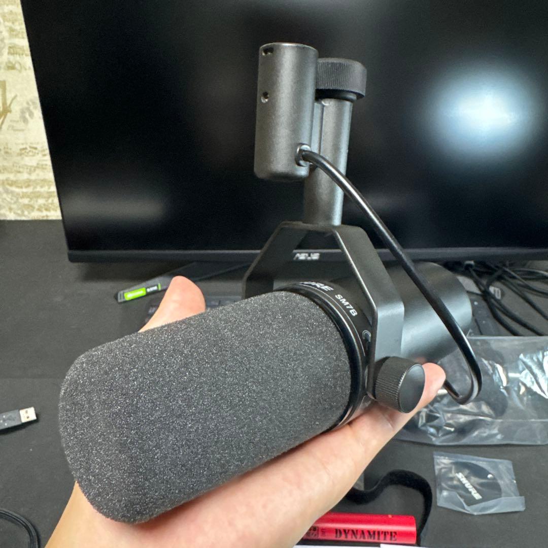 SHURE / SM7B(専用ケース及びマイクプリアンプ付き)