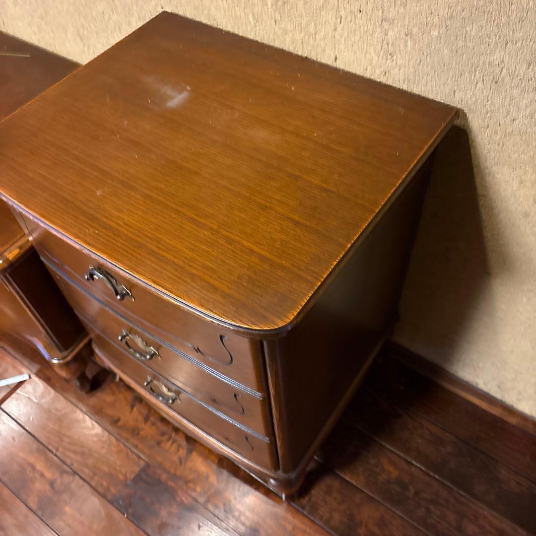 Countinue(カンティーニュ)のナイトテーブル