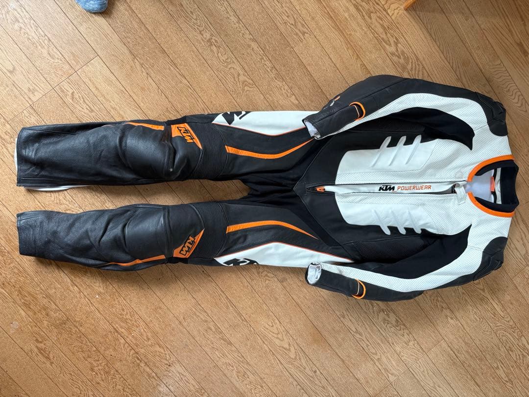 KTM皮つなぎ