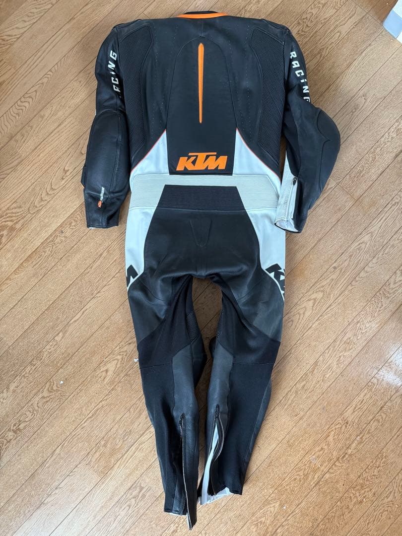 KTM皮つなぎ