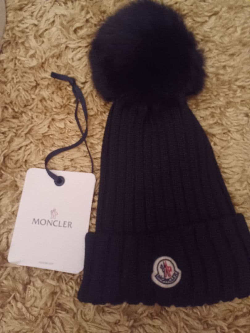 れ極美品MONCLER リアルファーポンポン付きビーニーBERNE