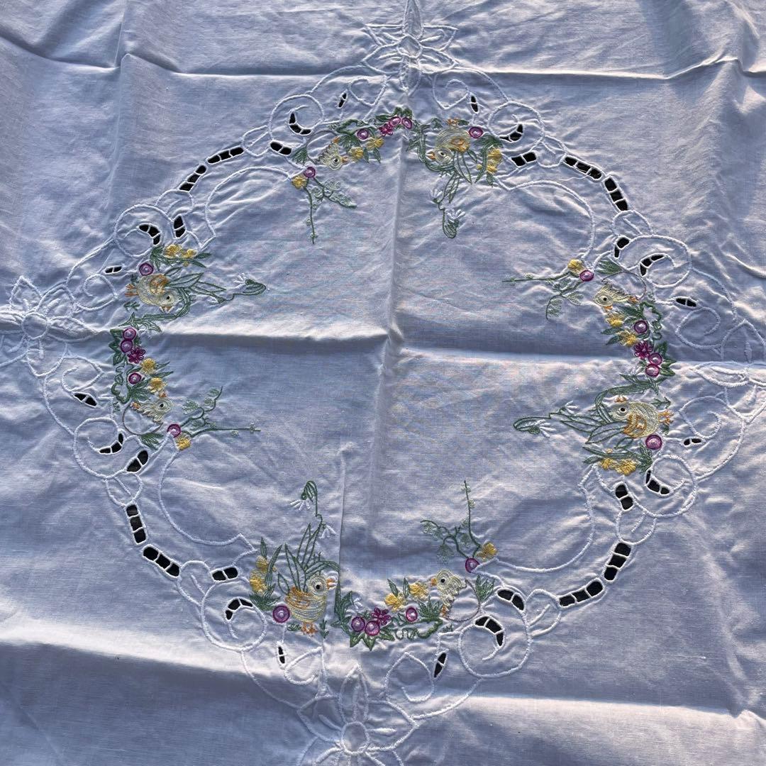 フランス　アンティーク　ひよことお花の刺繍　テーブルクロス