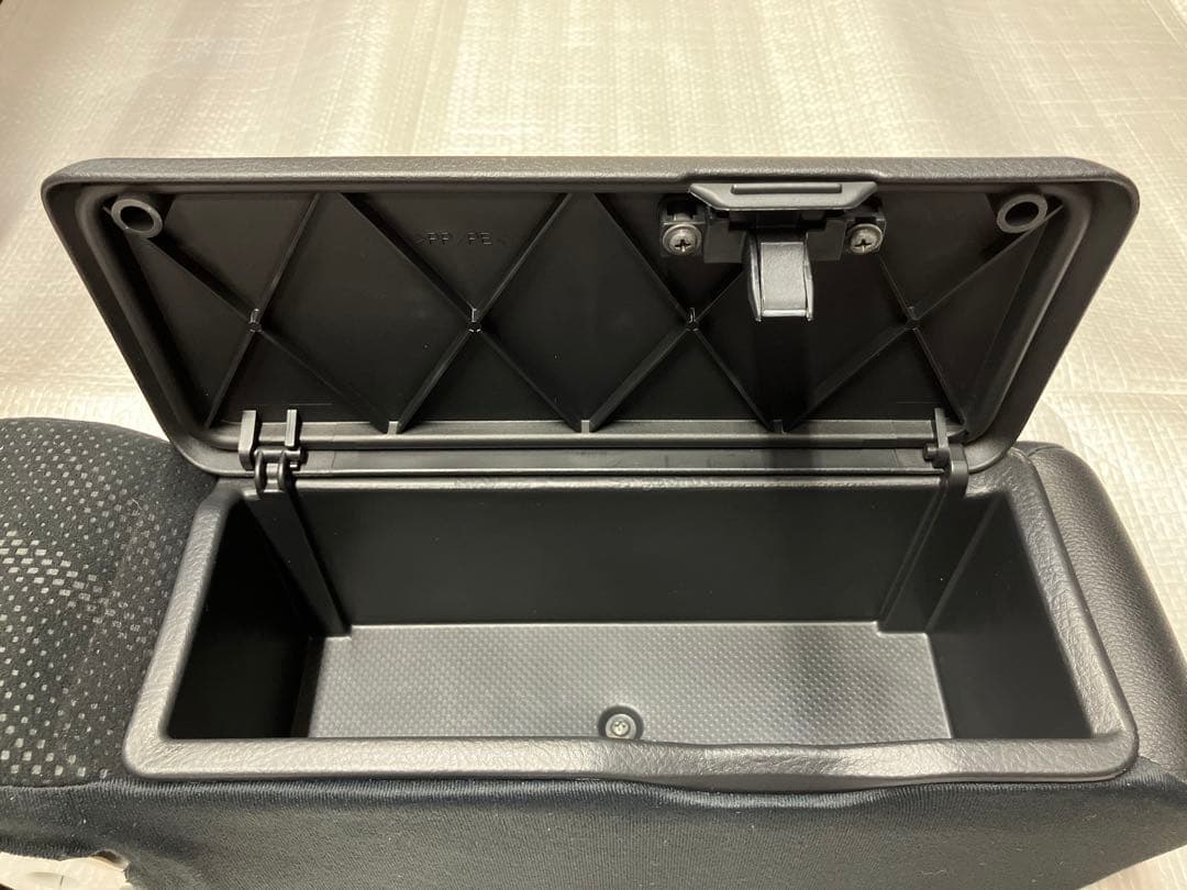 ♦︎ダイハツ　タントカスタムLA600S★純正アームレストレザー★