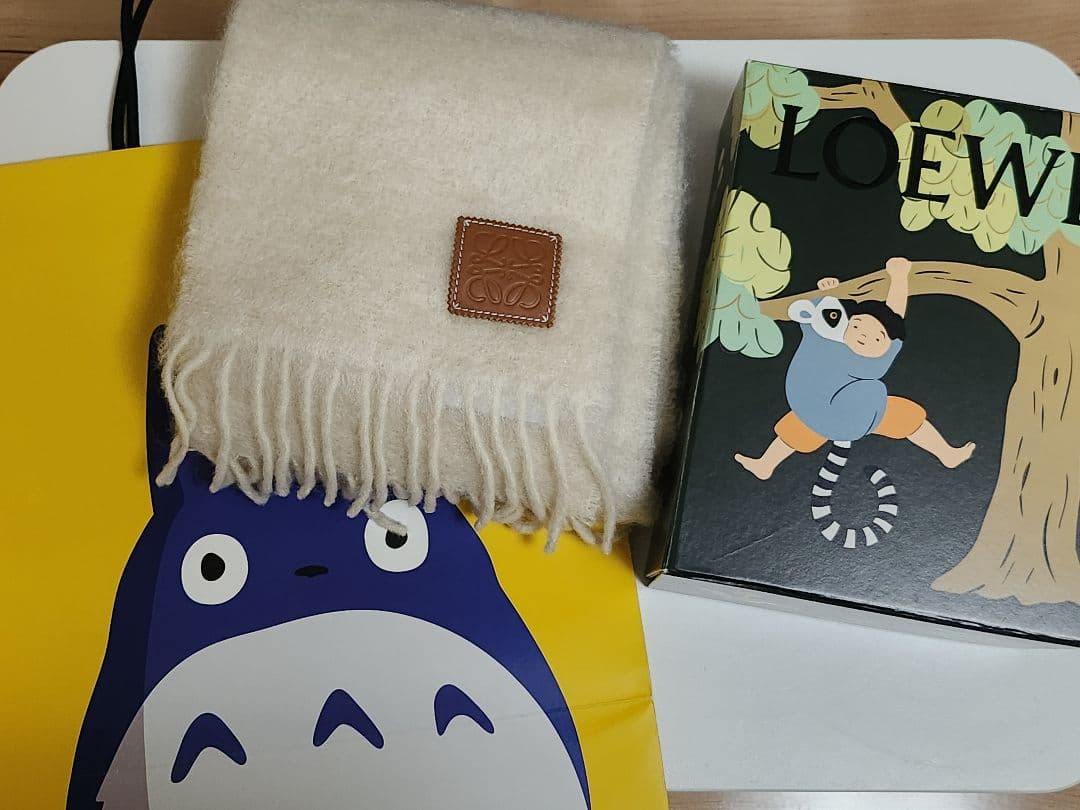 LOEWE ホワイト マフラー