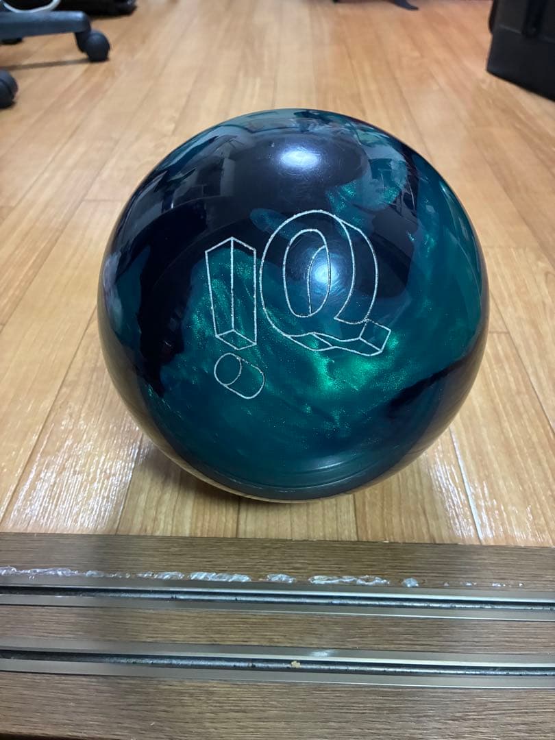 ボウリングボール !Q ツアー A.I. (15ポンド)