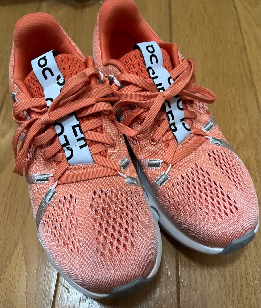 オン ランニングシューズ レディース on クラウドサーファー 23センチ