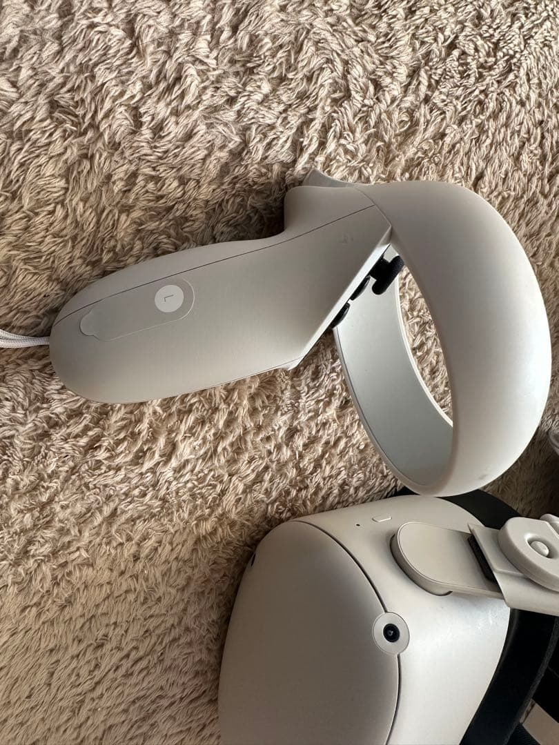  Quest 2 VRヘッドセットとコントローラー