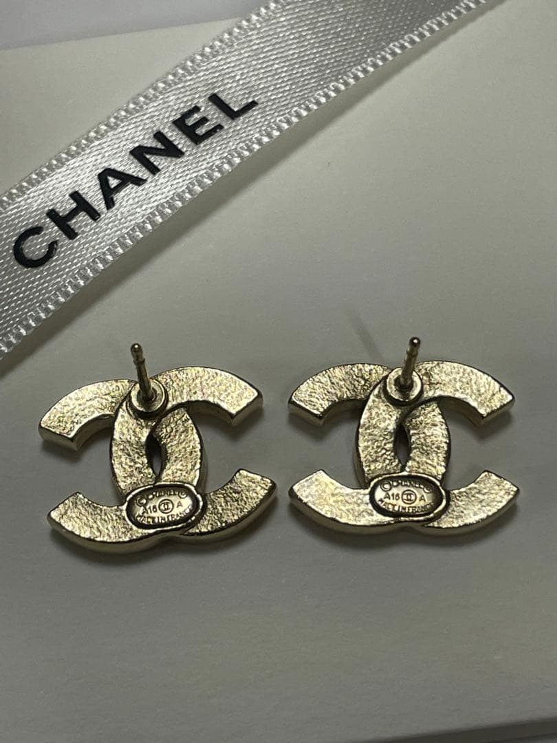 シャネル　ココマーク ラインストーンピアス　ゴールド