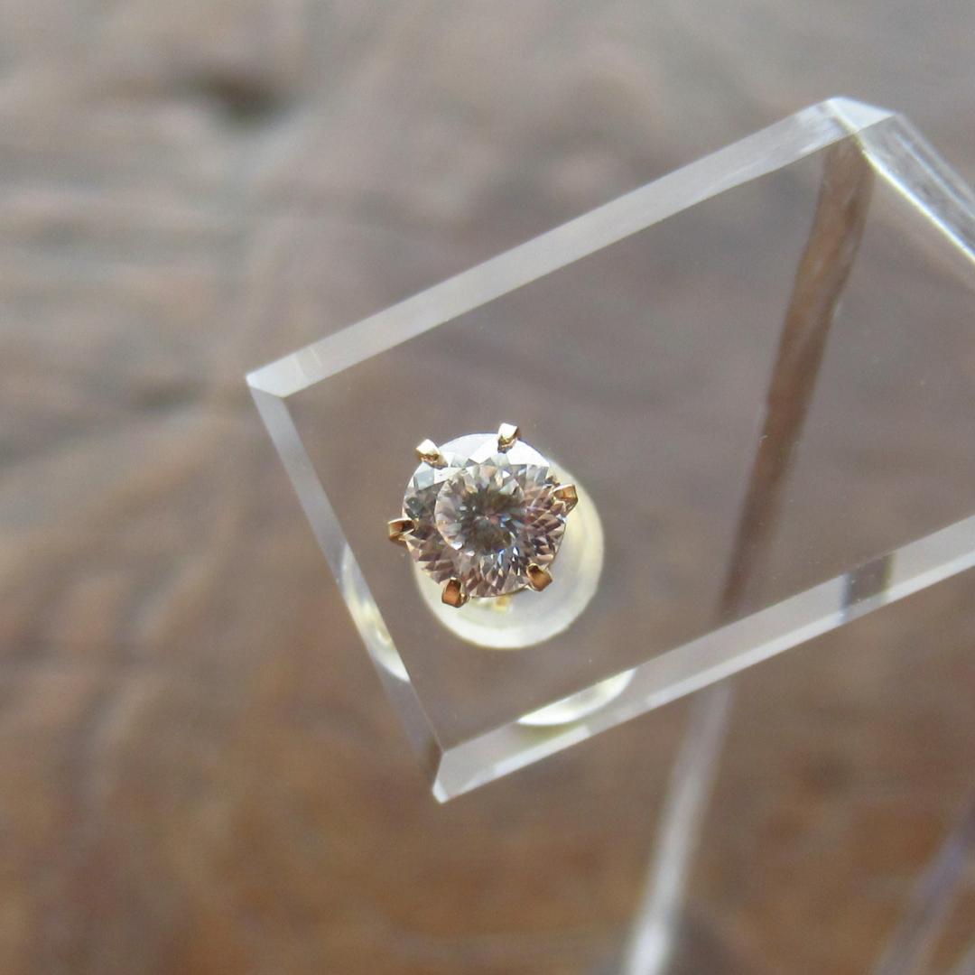 【K18】【ロシアンカット】モアサナイト　ゴールド ピアス　片耳用/鑑定書付き