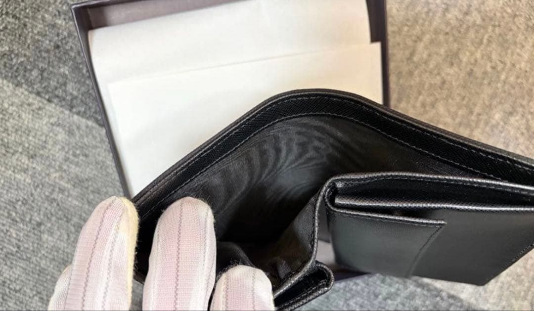 未使用品　PRADA 2つ折り財布　ナイロン　三角プレート