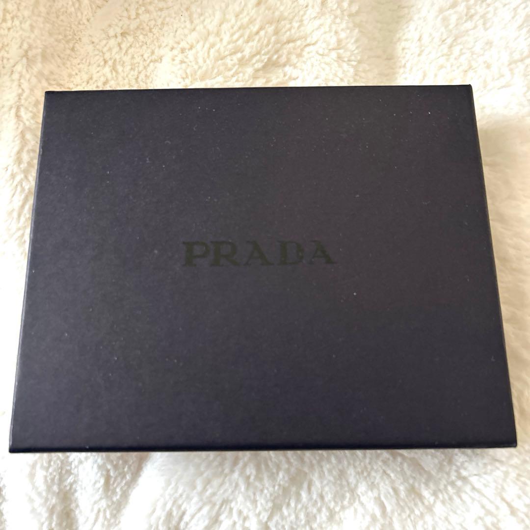 未使用品　PRADA 2つ折り財布　ナイロン　三角プレート