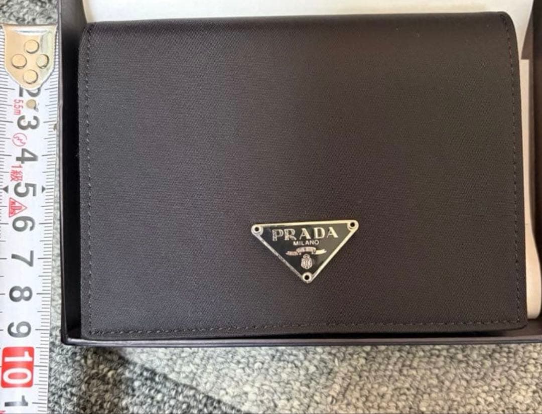 未使用品　PRADA 2つ折り財布　ナイロン　三角プレート
