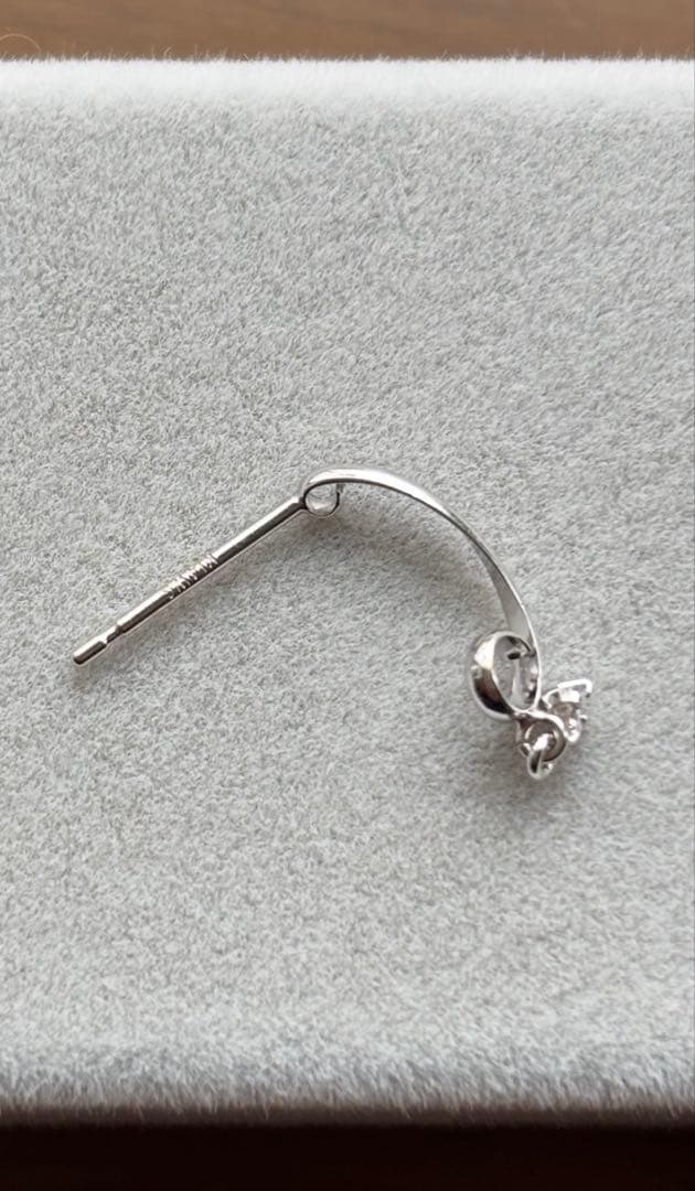 テイクアップ　スイングダイヤピアス14Kホワイトゴールドひねりライン