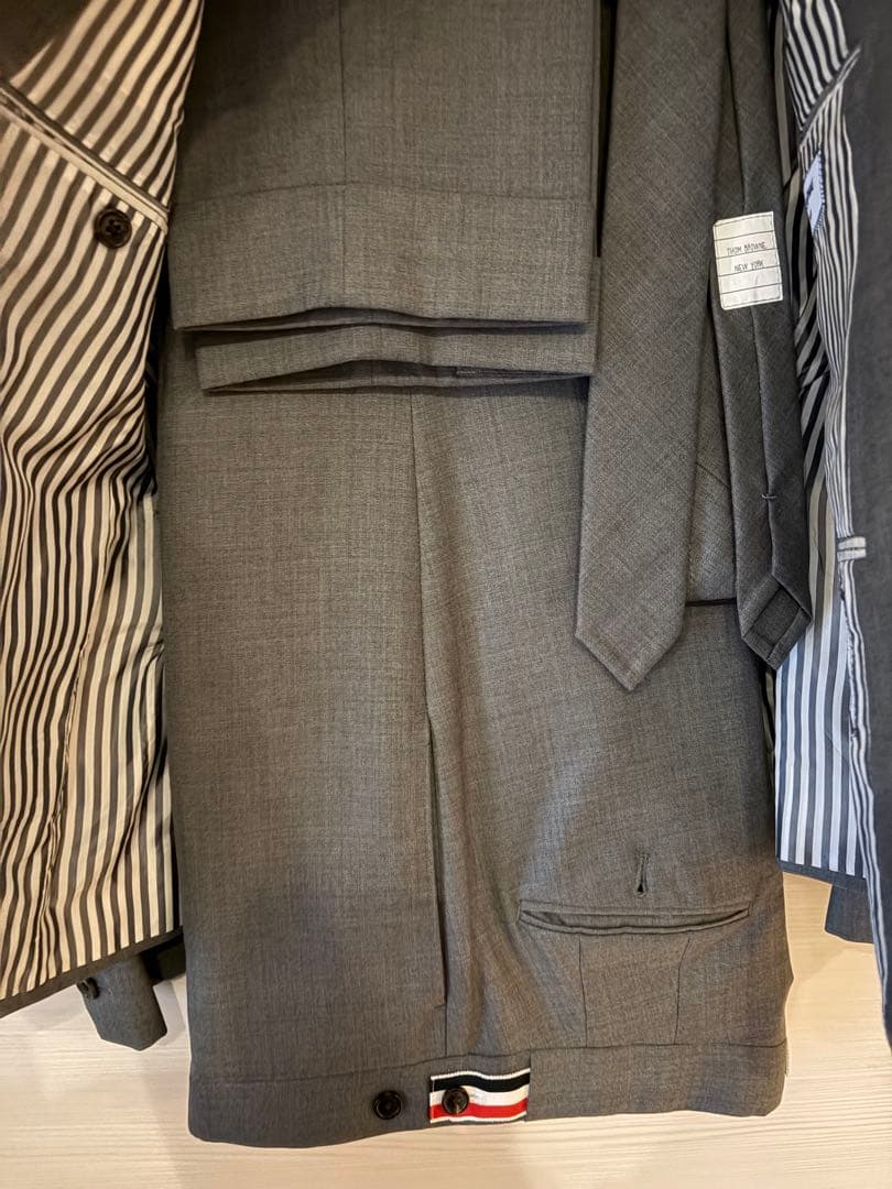 THOM BROWNE グレー スーツ ネクタイ付き