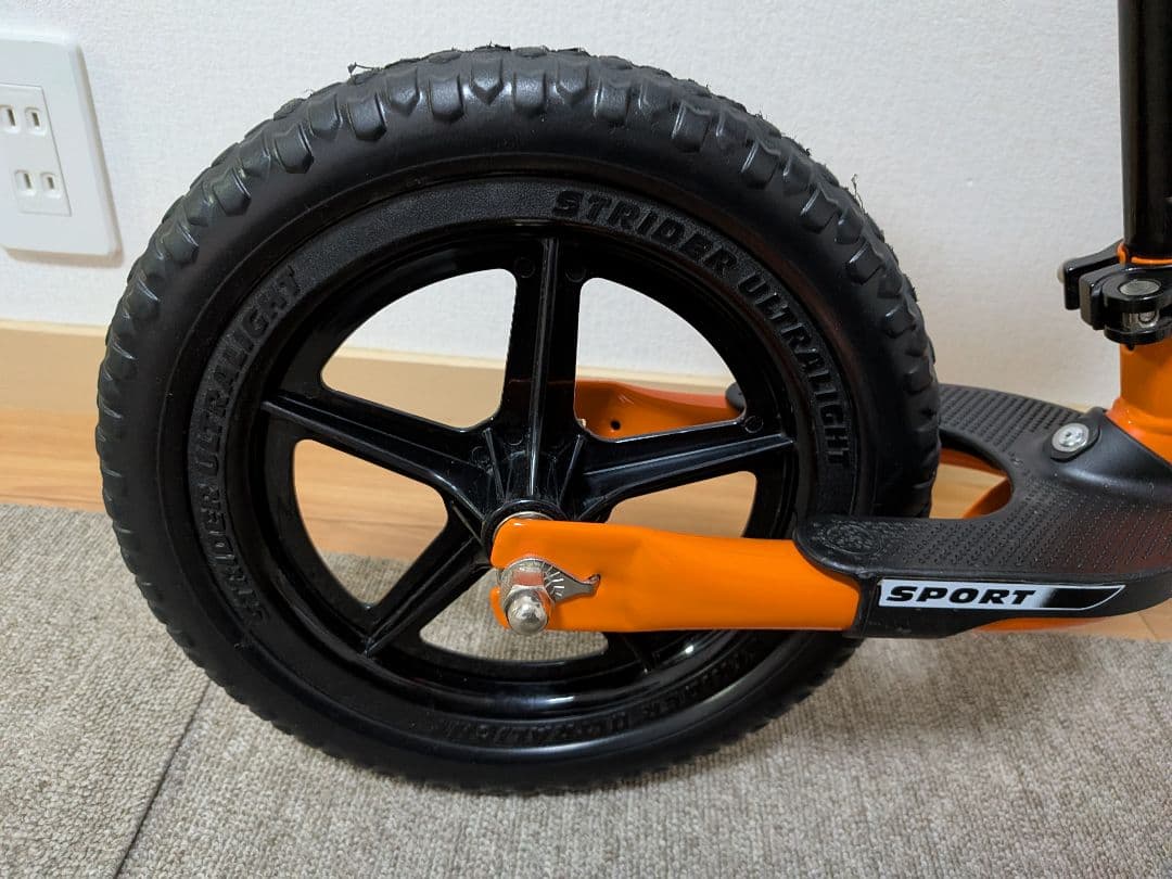 【美品】ストライダー スポーツ 12インチ オレンジ　プロテクター　ヘルメット付