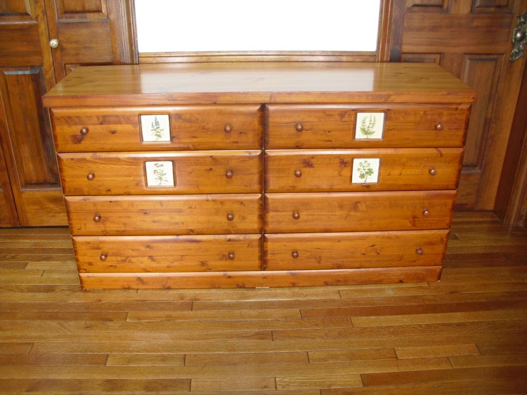 大型４段８杯チェスト☆綺麗な杢目・クラシカルな花タイル貼☆サイドボード・テレビ台