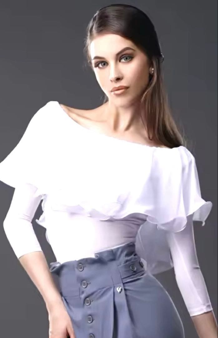 あやめ　値下　社交ダンスオフショルダー 大きなフリル背中開きトップス