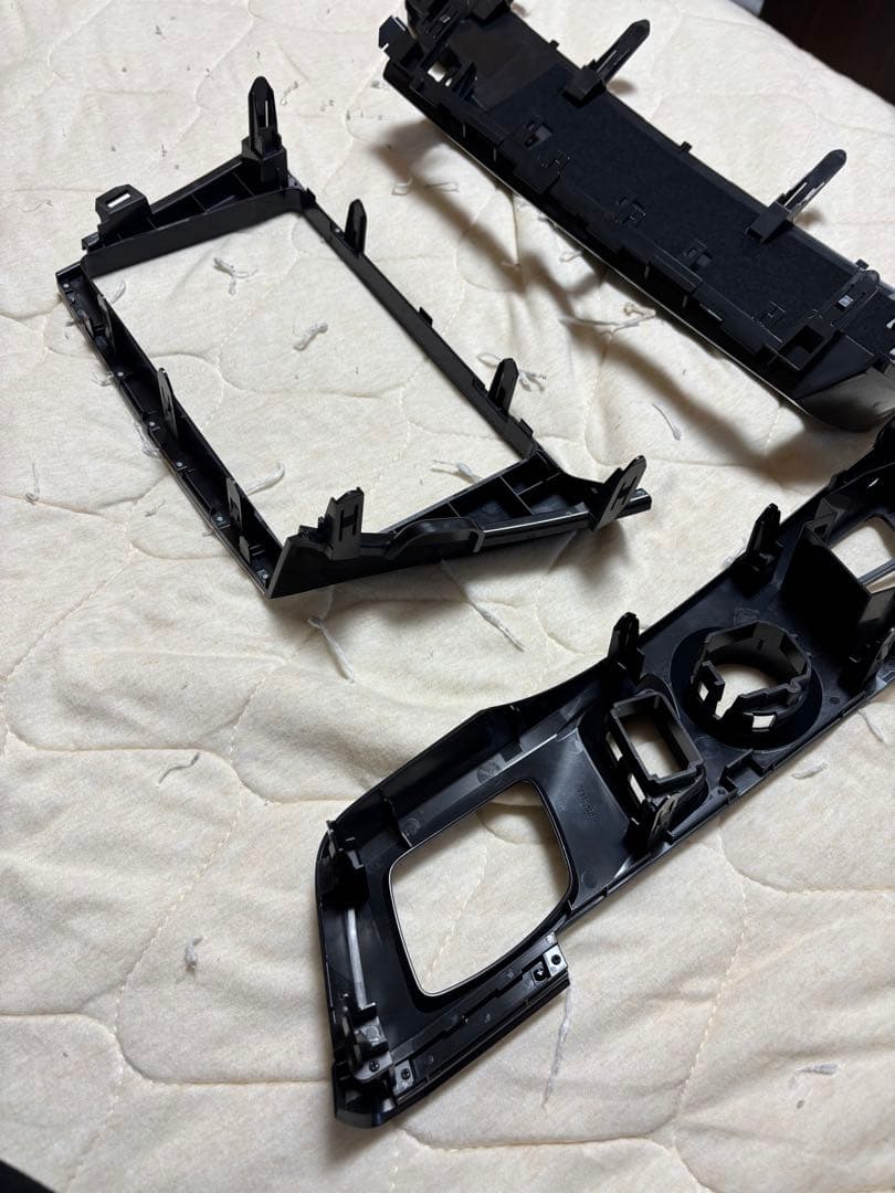 トヨタ　プリウスα 純正9インチナビパネル＋取り付けステー　変換ハーネス付き