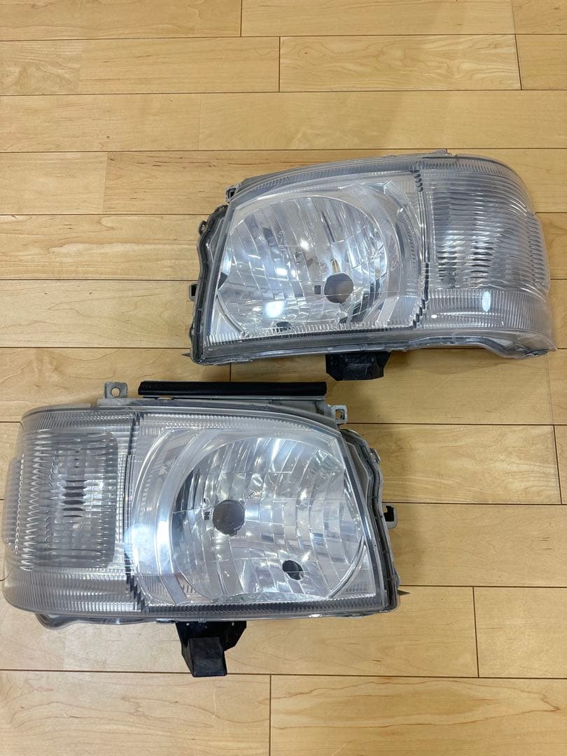 ハイエース　１型　２型　純正ヘッドライト　左右　レベライザー付