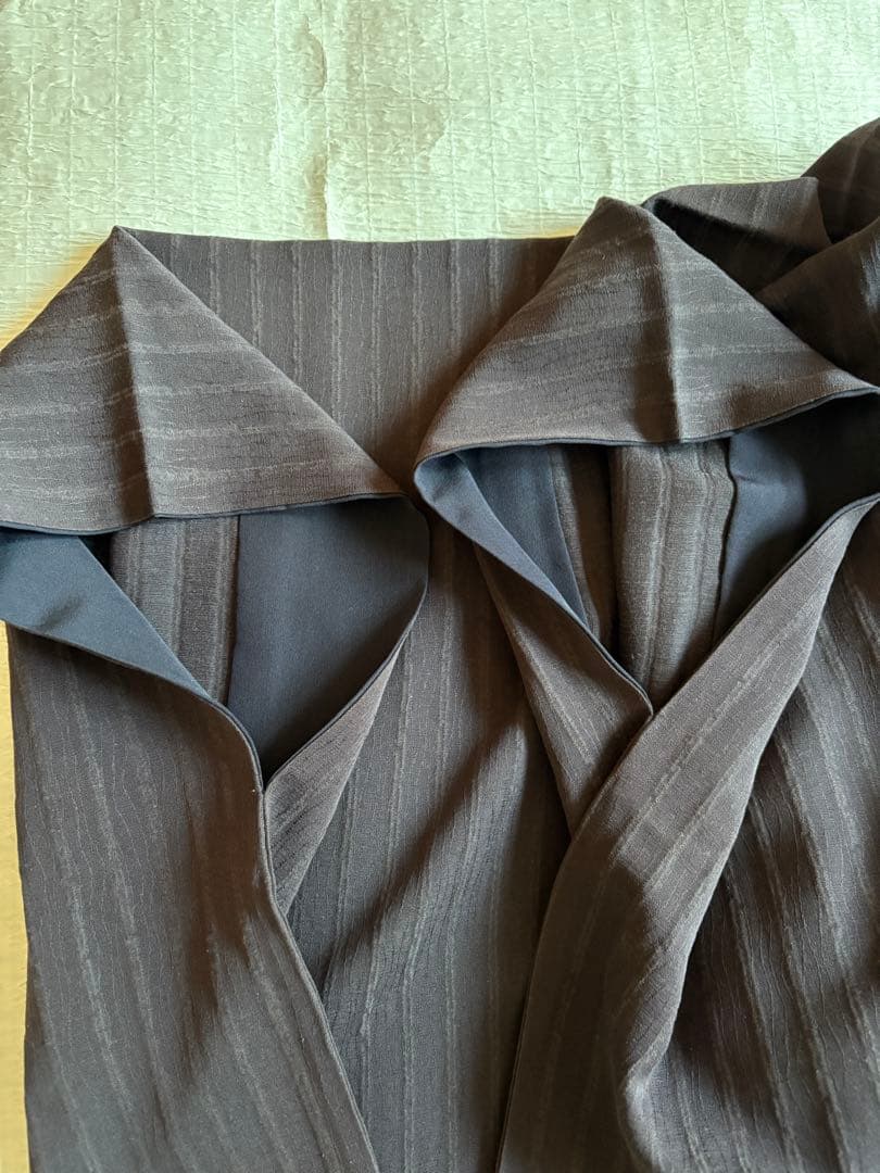 【お値下げ】正絹　色無地　縦縞模様　胴抜き仕立て　黒紅色