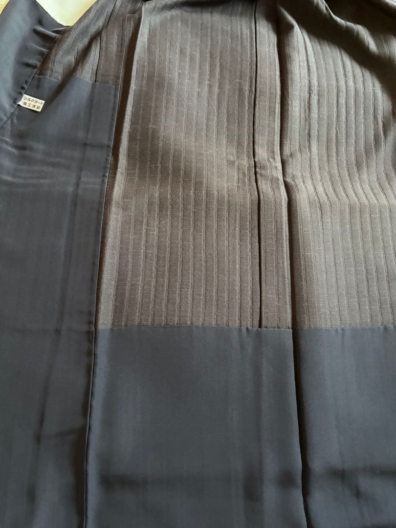 【お値下げ】正絹　色無地　縦縞模様　胴抜き仕立て　黒紅色