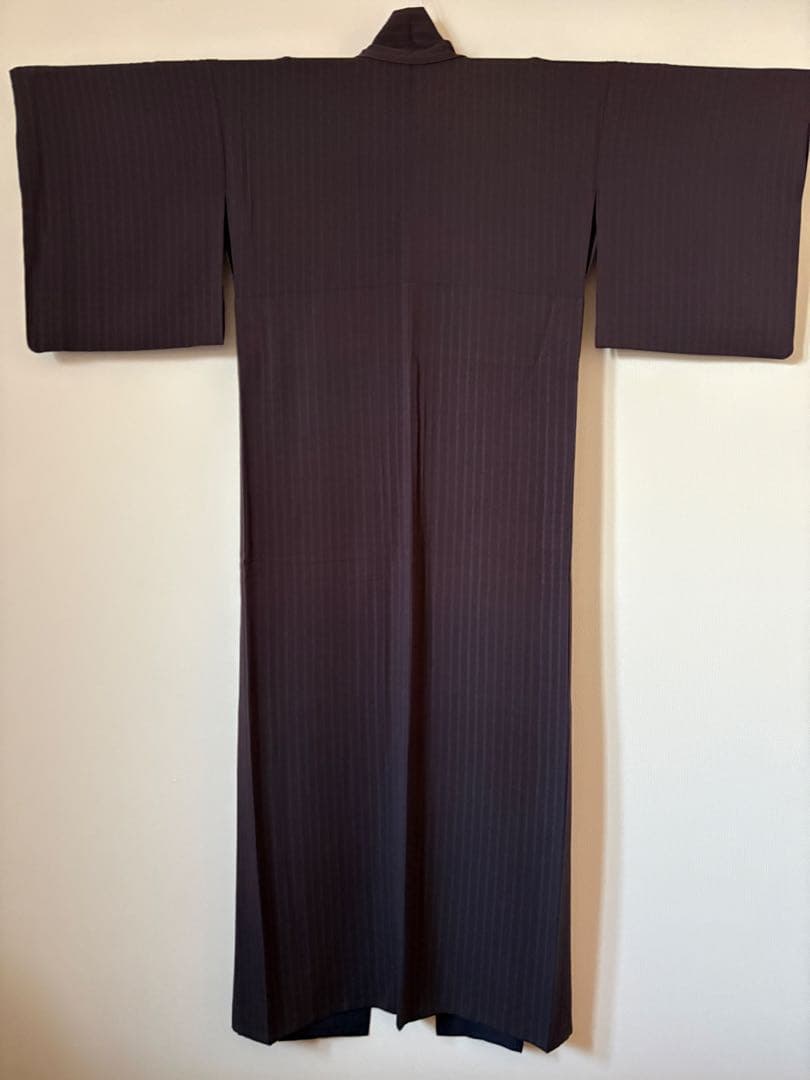 【お値下げ】正絹　色無地　縦縞模様　胴抜き仕立て　黒紅色