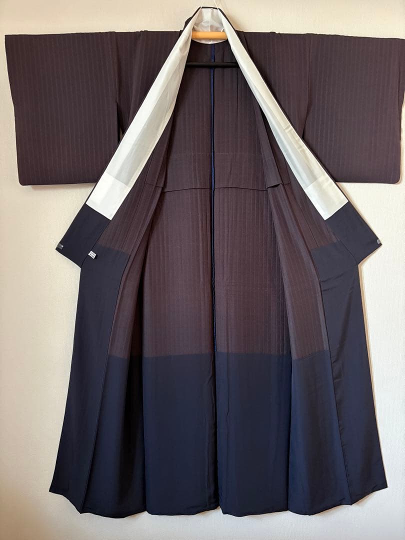 【お値下げ】正絹　色無地　縦縞模様　胴抜き仕立て　黒紅色