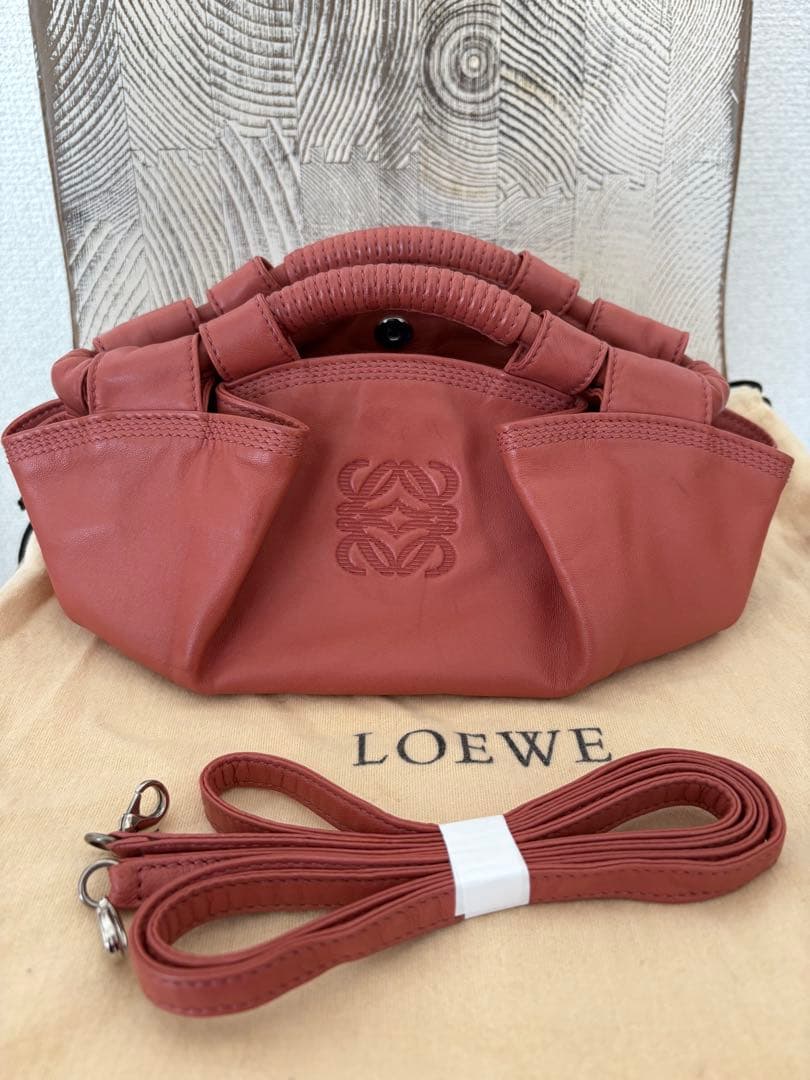 LOEWE レザーショルダーバッグ ピンク