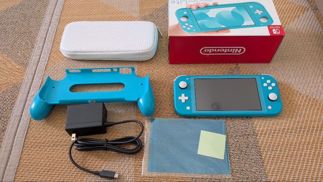 Nintendo Switch Lite 本体 持ち運びケース、グリップ付
