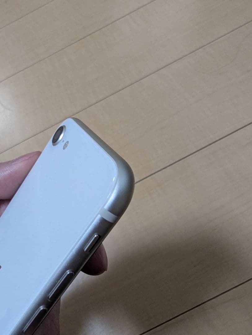 《週末限定価格》【中古、極美品】iPhoneSE第3世代、スターライト 64gb