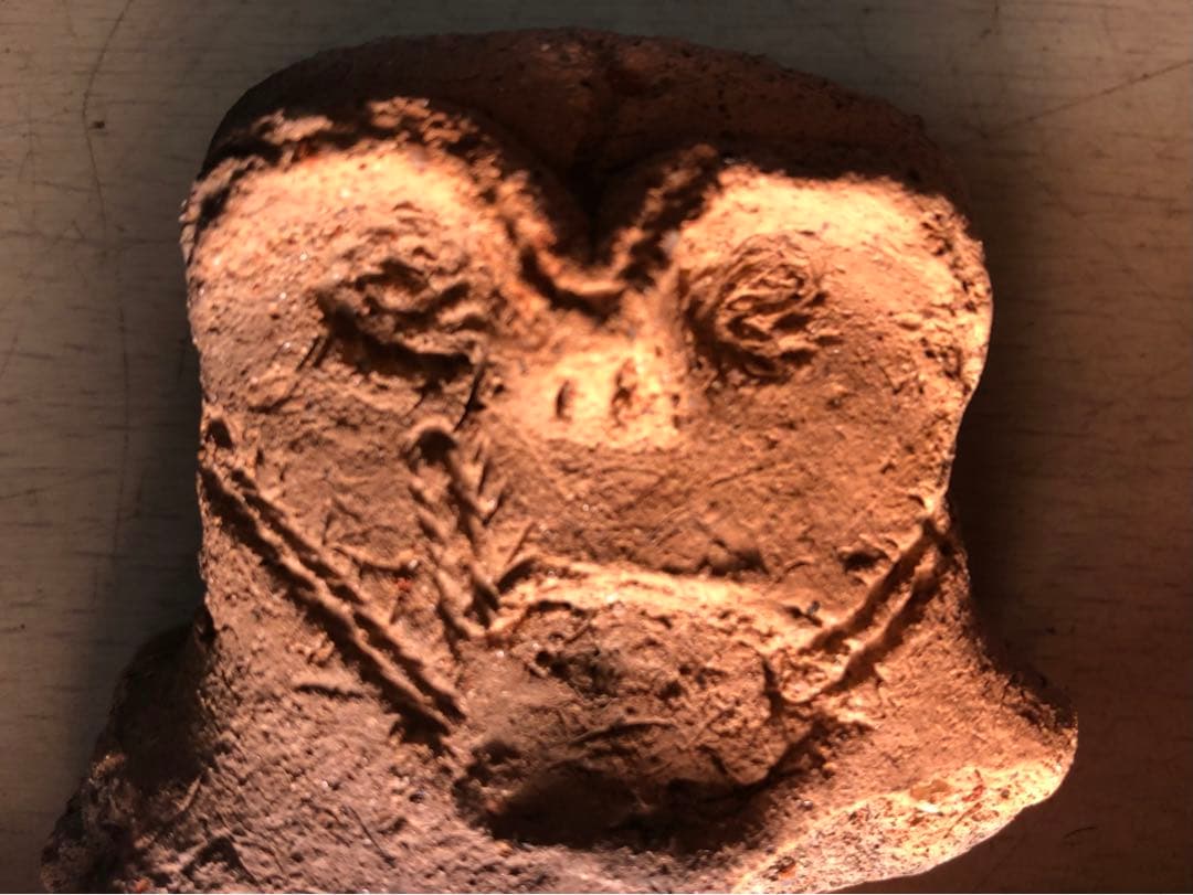 「板状土偶の破片」です…。