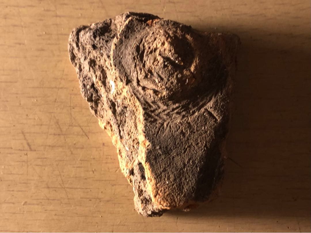 「板状土偶の破片」です…。