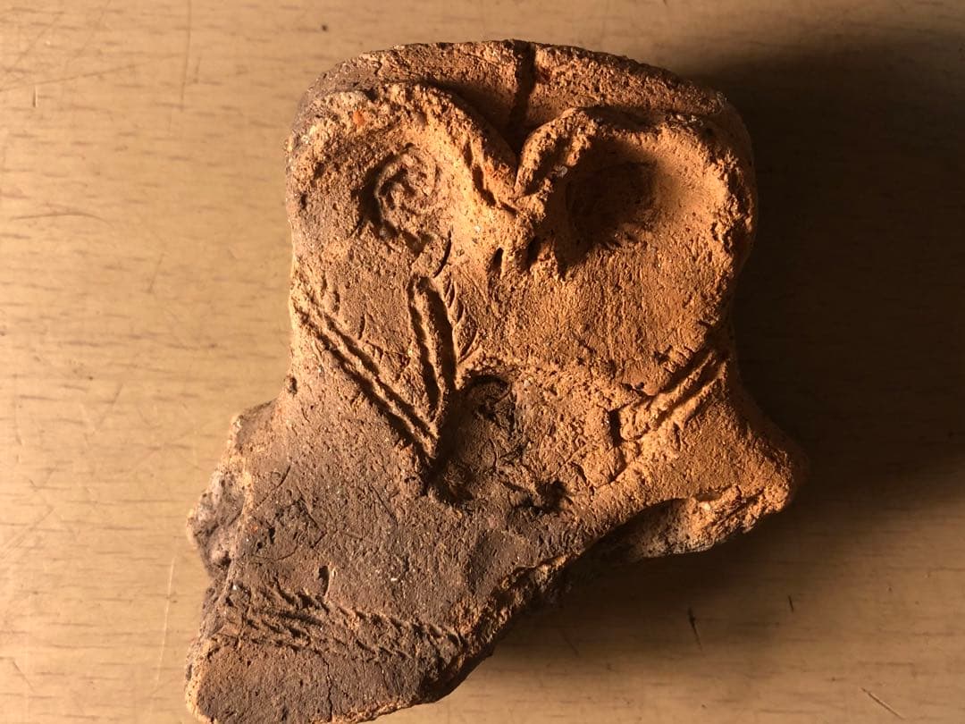 「板状土偶の破片」です…。