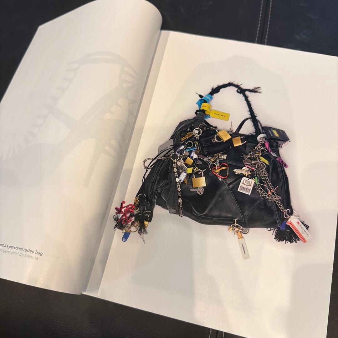 女性情報誌 BALENCIAGA ARCHETYPES