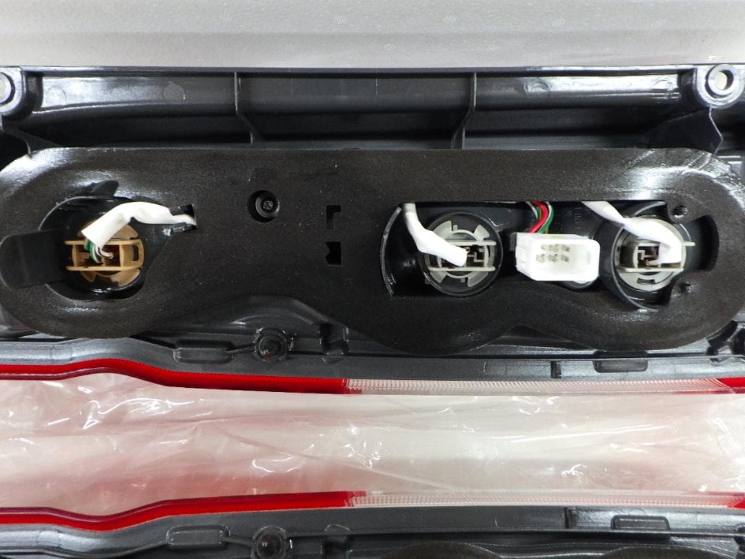 【新車外し】トヨタ純正 200系ハイエース テールランプ 寒冷地仕様 ４型後期～