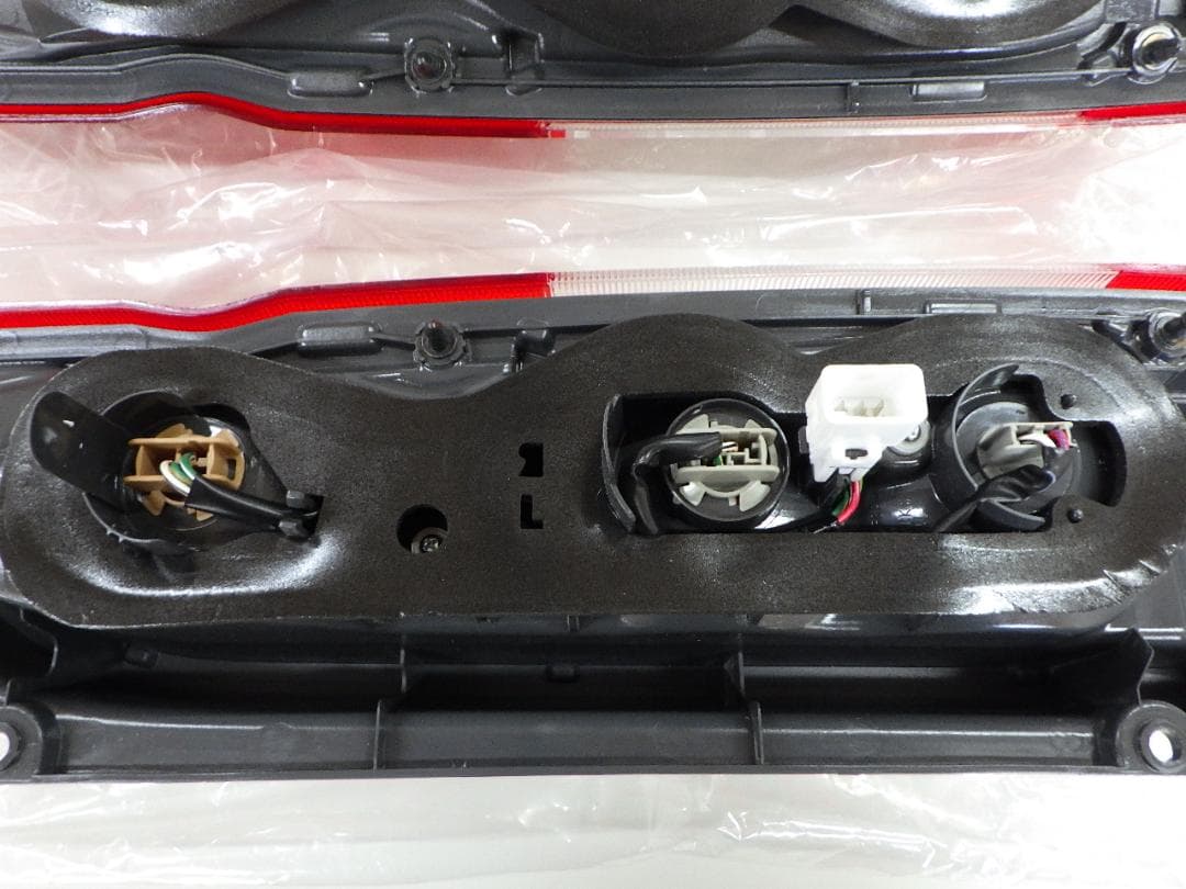 【新車外し】トヨタ純正 200系ハイエース テールランプ 寒冷地仕様 ４型後期～